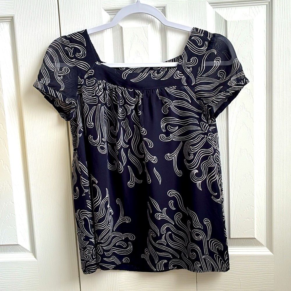 Ann Taylor Navy Blue and White Floral Short Sleeve Blouse Size 0 Lined